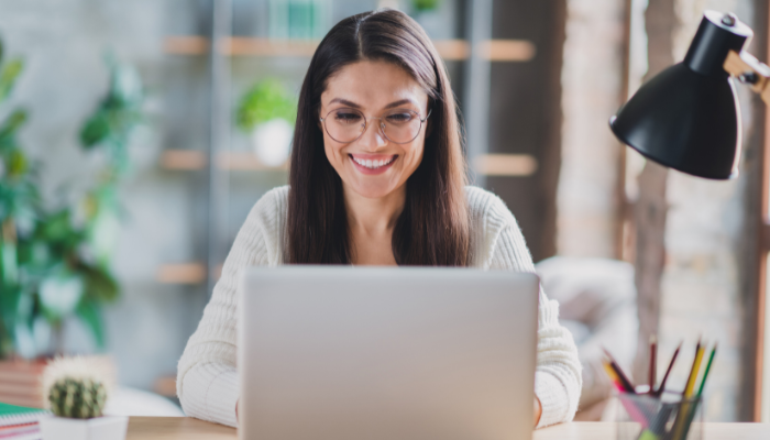 Rocketseed Signature on Compose for Microsoft 365 and Google Workspace 15 A lady working at her desk on her laptop